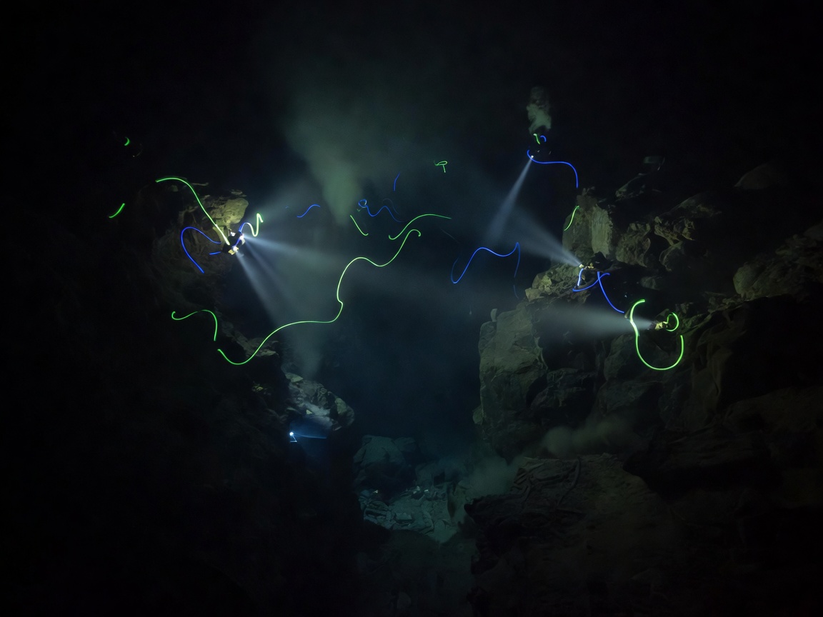 Hydroacoustic sensor array capturing acoustic signals in deep Mariana Trench waters
